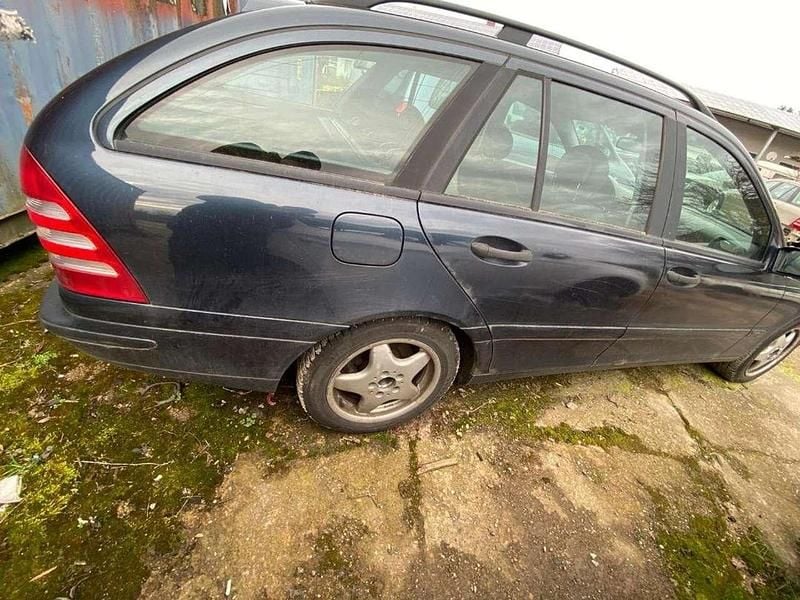Gebraucht Mercedes C220 143 PS (105 kW) 2002 Smaragdschwarz  metalliclack Kombi