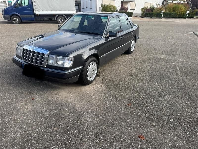 Schwarz Gebraucht 1992 Mercedes E260 Sportline Limousine | 5.000 € - Bild 1/4