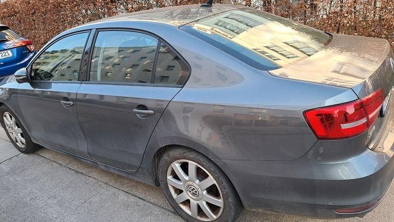 Gebraucht VW Jetta 125 PS (91 kW) 2015 Grau Limousine