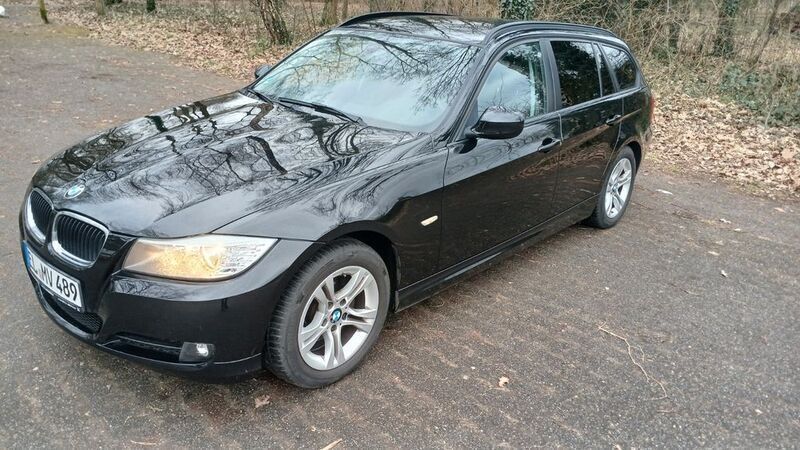 Schwarz Gebraucht 2012 BMW 318 Kombi | 3.900 € - Bild 1/4