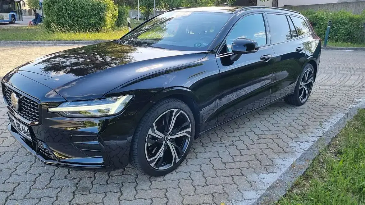 Gebraucht Volvo V60 Plus 197 PS (144 kW) 2024 Schwarz Kombi