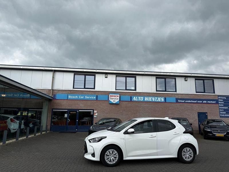 Weiß Gebraucht 2021 Toyota Yaris Hybrid Active Limousine | 11.950 € (Fairer Preis) - Bild 1/4