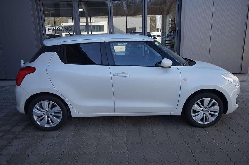Gebraucht Suzuki Swift Comfort 90 PS (66 kW) 2019 Pure white pearl Kleinwagen
