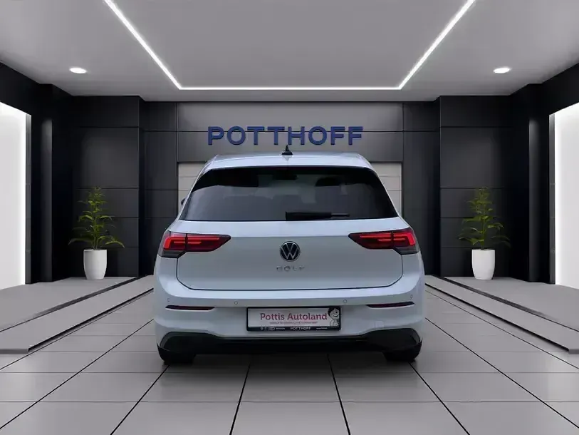 Gebraucht VW Golf VIII Life 150 PS (110 kW) 2023 Pure white Limousine