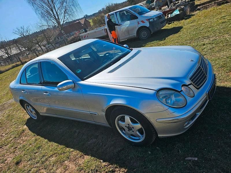 Second-hand Mercedes E220 150 CP (110 kW) 2002 Argintiu Berlinǎ