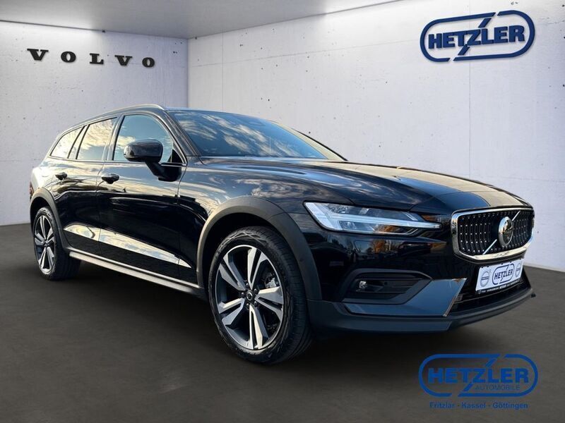 Gebraucht Volvo V60 CC Ultimate 197 PS (144 kW) 2024 Onyx black / metallic Kombi