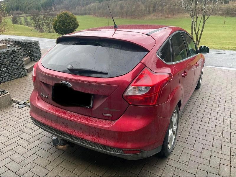 Gebraucht Ford Focus 125 PS (91 kW) 2014 Rot Limousine