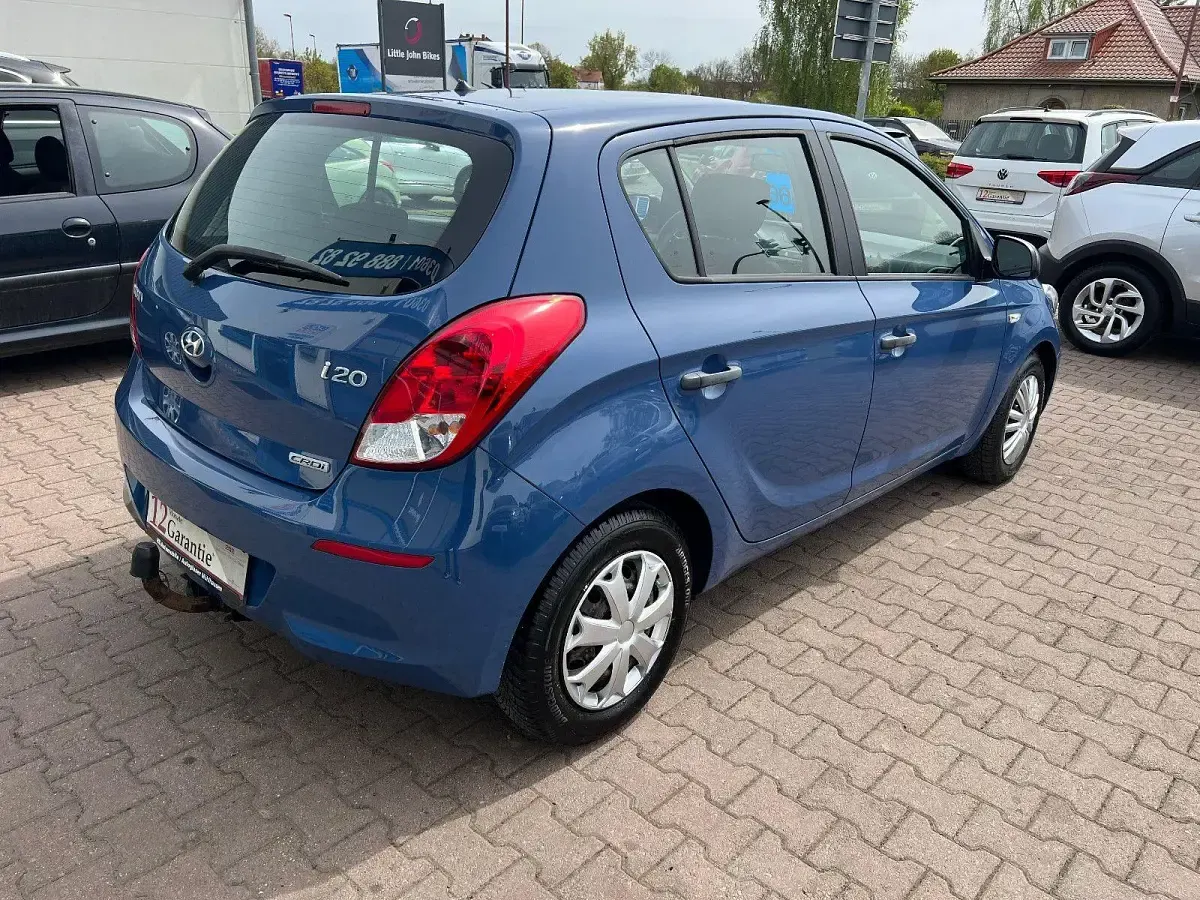 Gebraucht Hyundai i20 90 PS (66 kW) 2015 Blau Kleinwagen