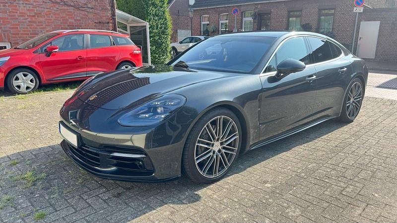 Grau Gebraucht 2016 Porsche Panamera 4S Limousine | 68.000 € (Teuer) - Bild 1/4