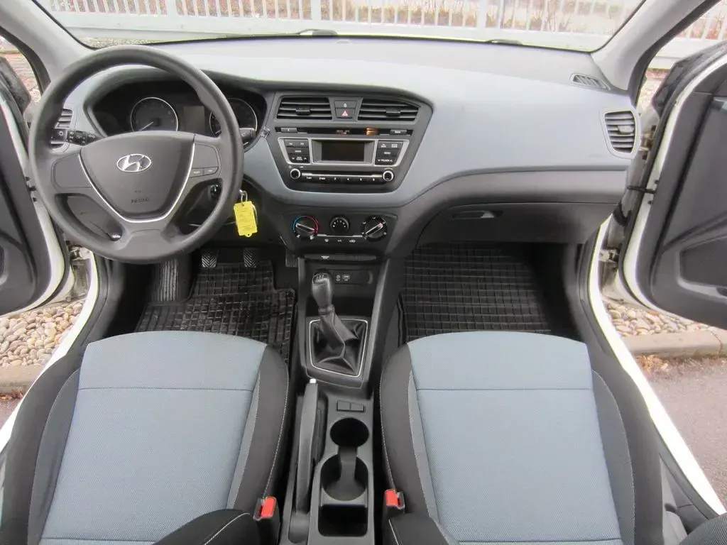 Gebraucht Hyundai i20 Classic 84 PS (61 kW) 2017 Polar white Limousine