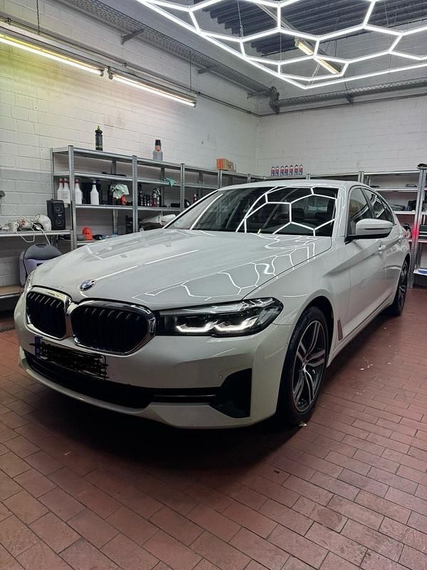 Weiß Gebraucht 2021 BMW 520 Limousine | 29.000 € (Teuer) - Bild 1/4