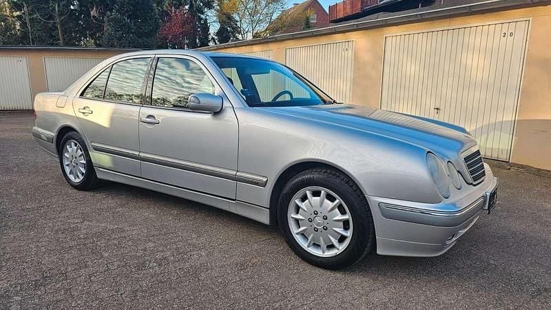 Occasion Mercedes E240 Elegance 170 ch (125 kW) 2000 Argent Berline