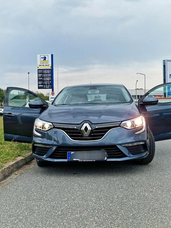 Grau Gebraucht 2018 Renault Mégane IV Limousine | 12.000 € (Guter Preis) - Bild 1/4