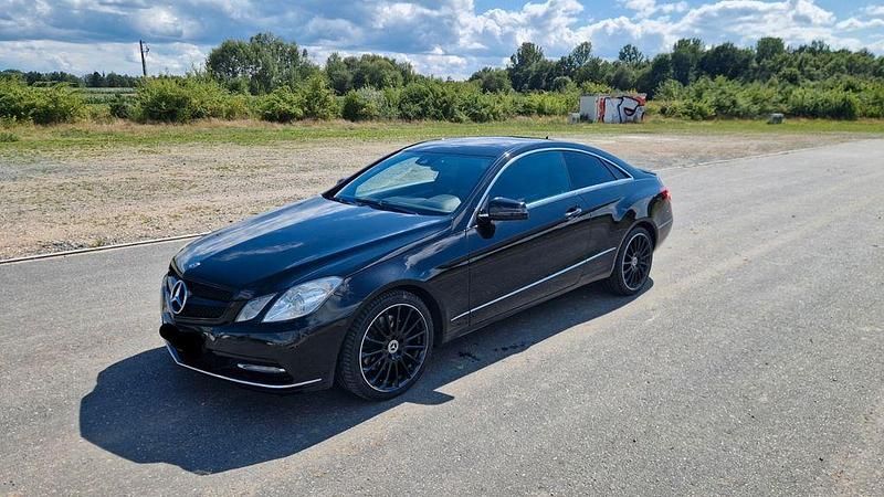 Schwarz Gebraucht 2012 Mercedes E350 Elegance Coupé | 12.990 € (Guter Preis) - Bild 1/4