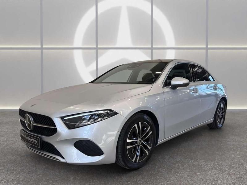 Silber Gebraucht 2024 Mercedes A200 Advanced Plus Limousine | 29.990 € (Fairer Preis) - Bild 1/4
