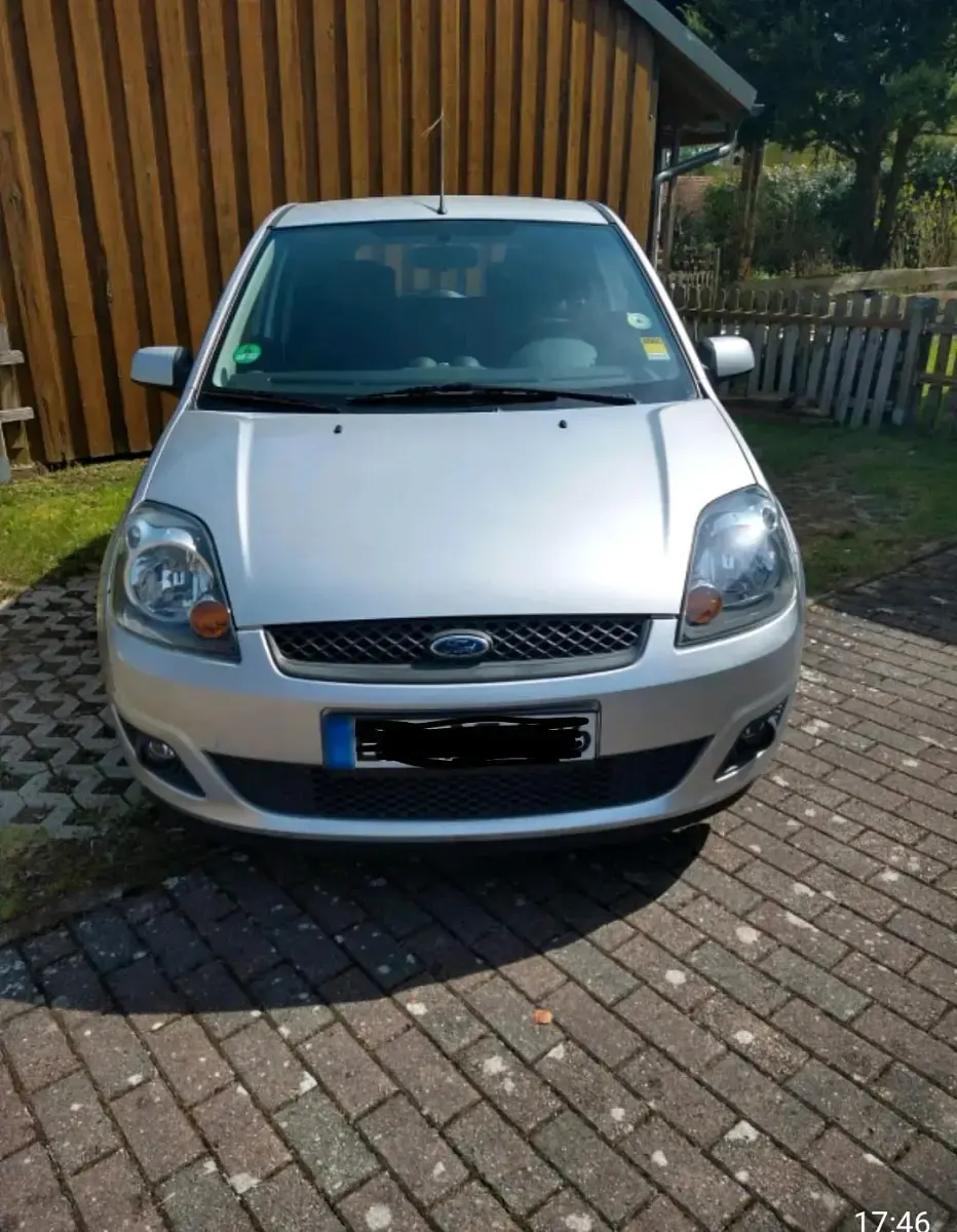 Gebraucht Ford Fiesta 80 PS (58 kW) 2008 Silber Kleinwagen