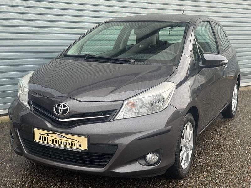 Grau Gebraucht 2012 Toyota Yaris Cool Kleinwagen | 4.480 € (Fairer Preis) - Bild 1/4