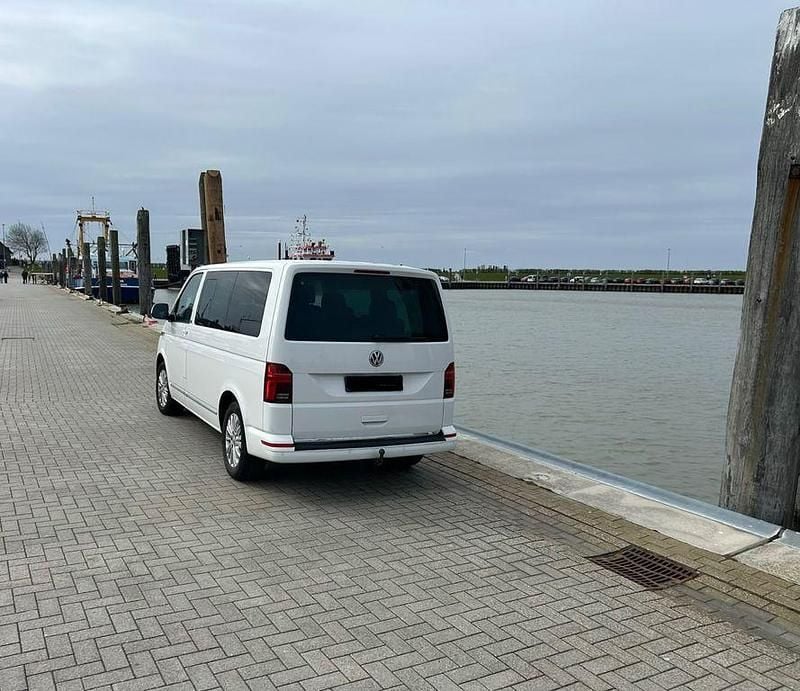 Second-hand VW Multivan Generation Six 150 CP (110 kW) 2020 Alb Monovolum