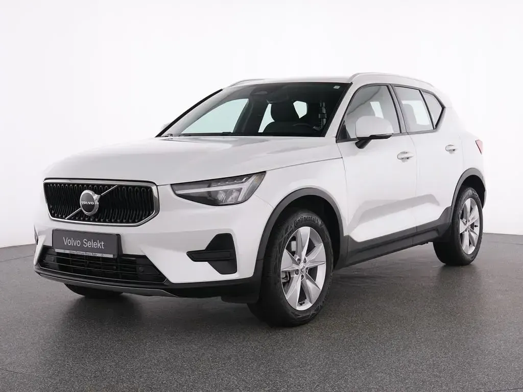 Gebraucht Volvo XC40 Core 163 PS (119 kW) 2023 Weiß crystal white / metallic SUV