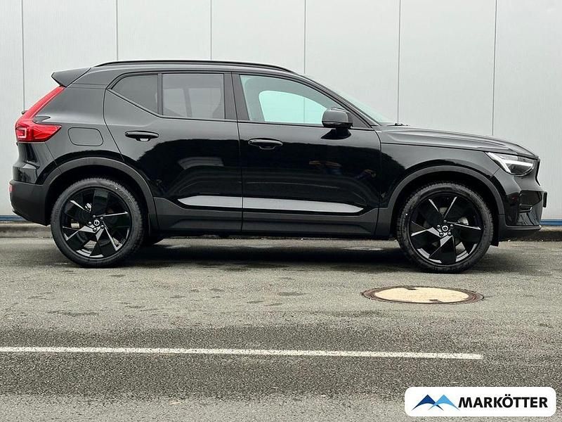 Neu Volvo XC40 Plus 163 PS (119 kW) 2026 Onyx black / metallic SUV