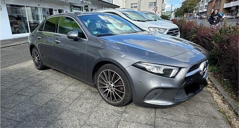 Silber Gebraucht 2019 Mercedes A180 Limousine | 18.000 € - Bild 1/4