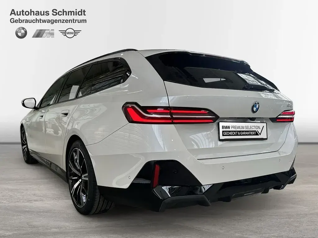 Gebraucht BMW 520 M Sport 197 PS (144 kW) 2025 Mineralweiß Kombi