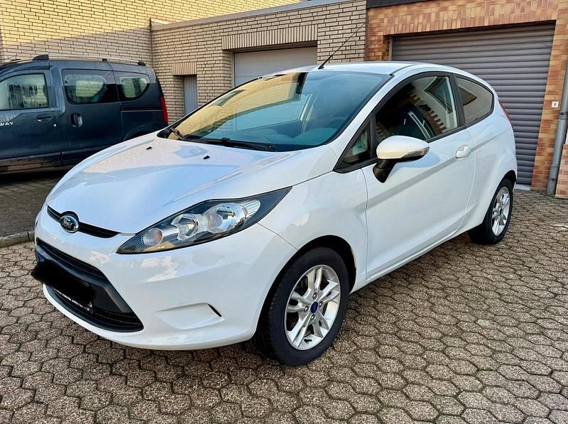 Weiß Gebraucht 2010 Ford Fiesta Trend Kleinwagen | 2.490 € (Fairer Preis) - Bild 1/4