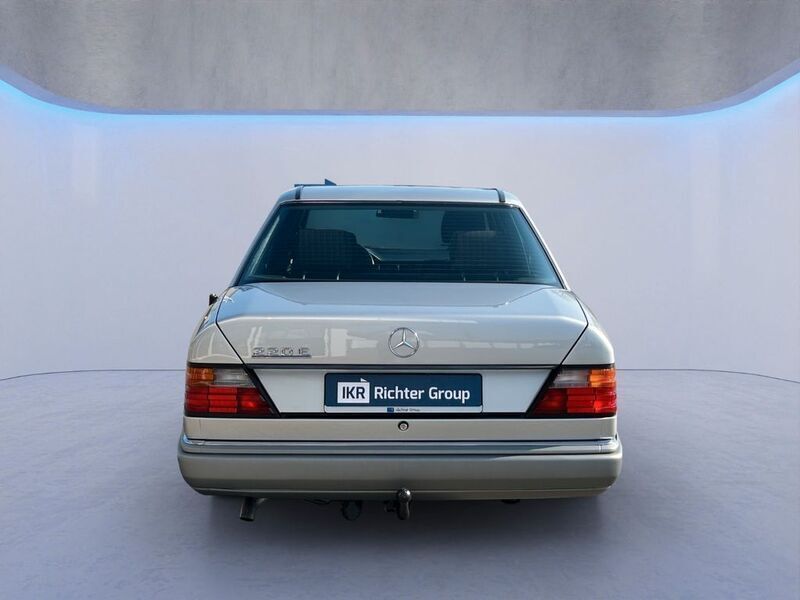 Brugt Mercedes E220 150 HK (110 kW) 1993 Sølv Sedan
