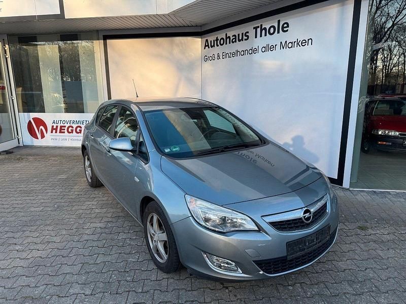 Gebraucht Opel Astra Edition 116 PS (85 kW) 2011 Silber Limousine