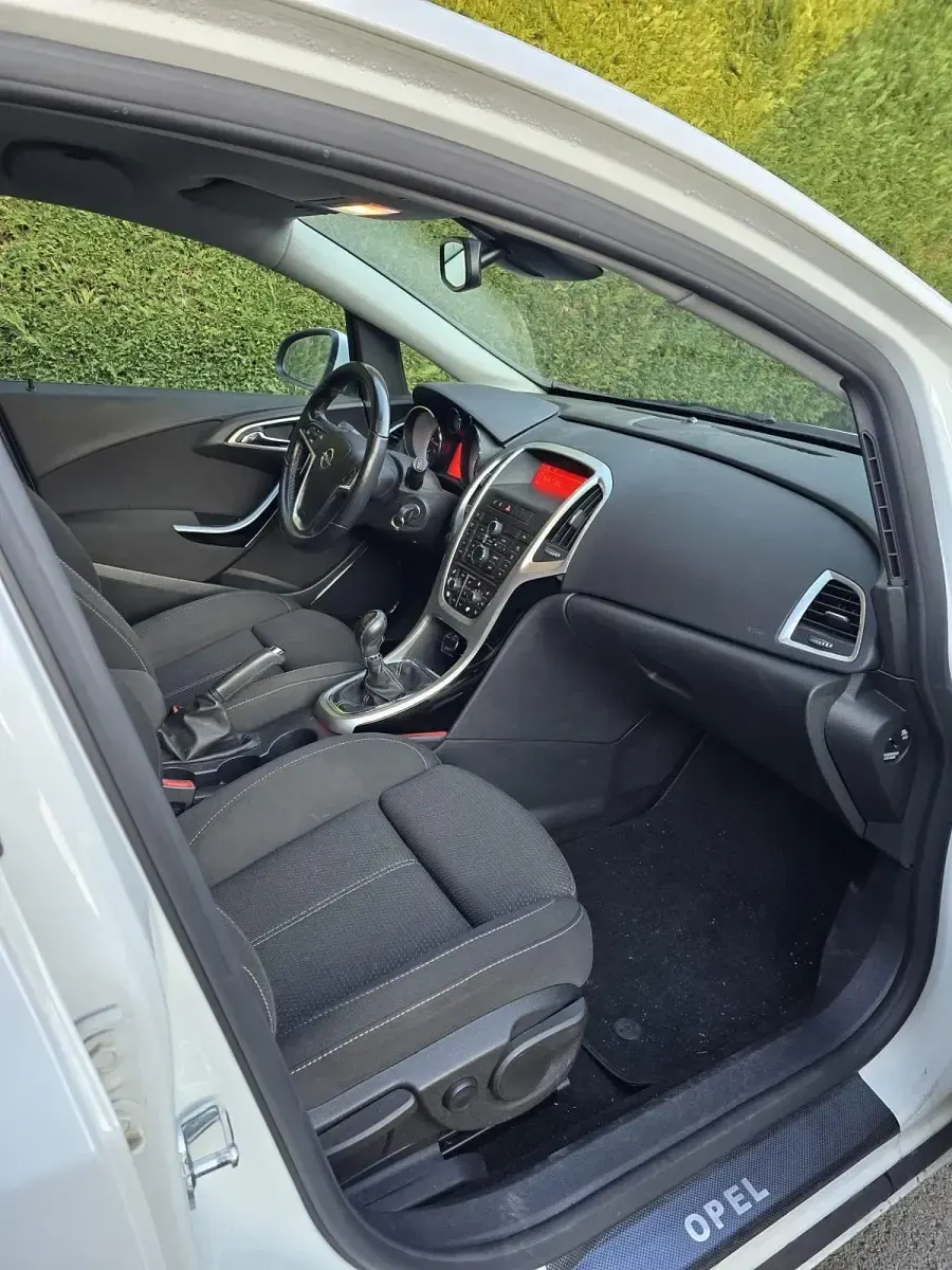 Gebraucht Opel Astra 165 PS (121 kW) 2012 Weiß Limousine