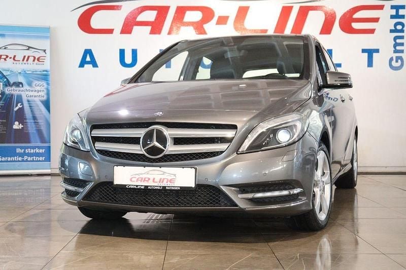 Grau Gebraucht 2012 Mercedes B200 Van / Kleinbus | 13.999 € (Teuer) - Bild 1/4