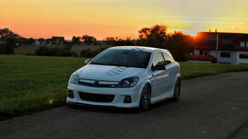Weiß Gebraucht 2008 Opel Astra Edition Coupé | 11.599 € - Bild 1/4