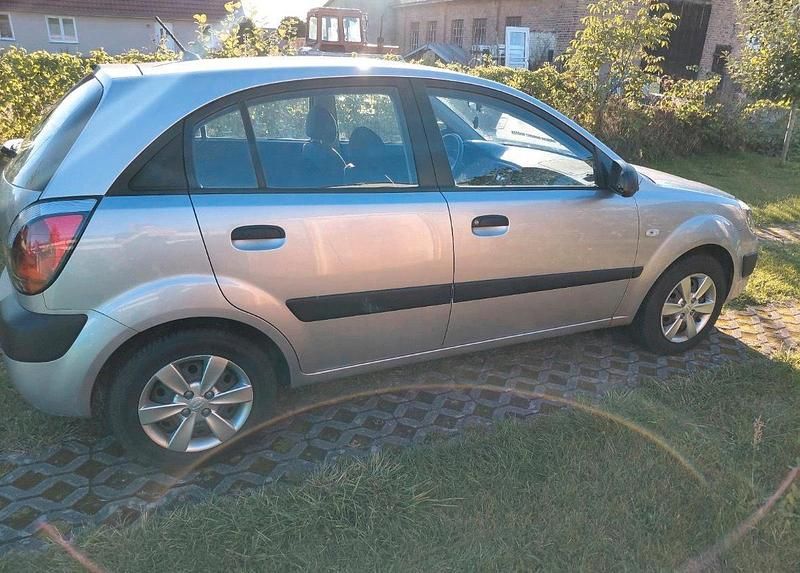 Gebraucht Kia Rio 96 PS (70 kW) 2009 Grau Limousine