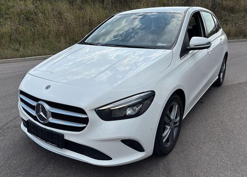 Weiß Gebraucht 2019 Mercedes B180 Progressive Van / Kleinbus | 13.950 € (Fairer Preis) - Bild 1/4