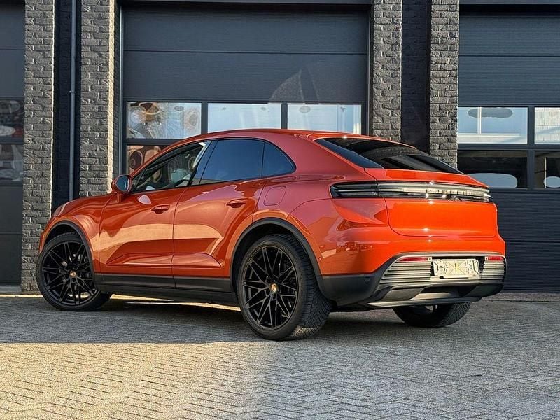 Second-hand Porsche Macan 4 Electric 300 kW (408 CP) 2024 SUV