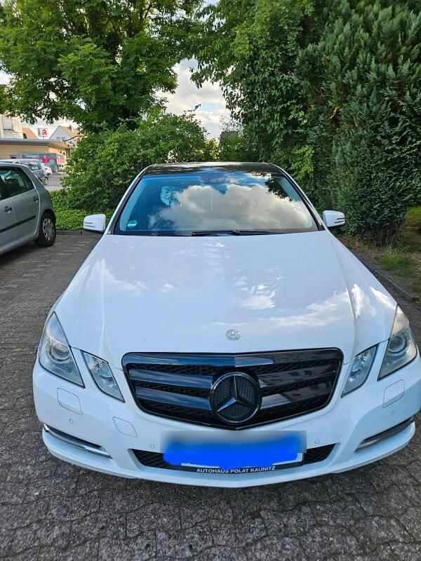 Weiß Gebraucht 2013 Mercedes E220 Limousine | 12.500 € (Fairer Preis) - Bild 1/4