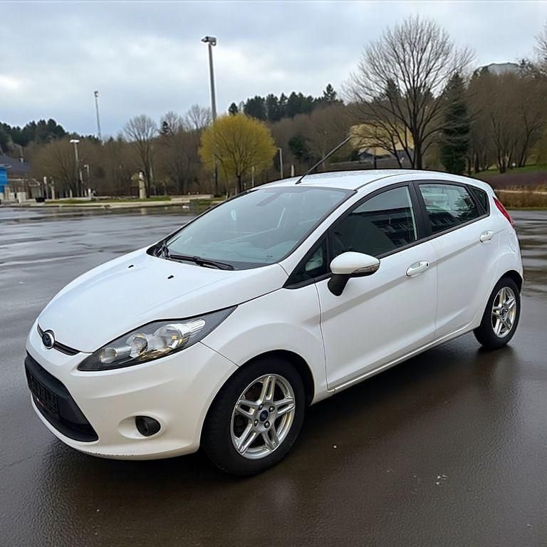 Weiß Gebraucht 2010 Ford Fiesta Kleinwagen | 2.950 € (Etwas zu teuer) - Bild 1/4