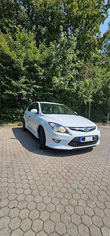 Gebraucht Hyundai i30 Edition+ 104 PS (76 kW) 2011 Weiß Kleinwagen