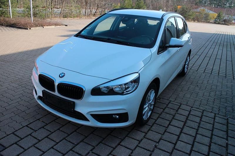 Gebraucht BMW 218 Active Tourer Basis 150 PS (110 kW) 2015 Weiß Van / Kleinbus