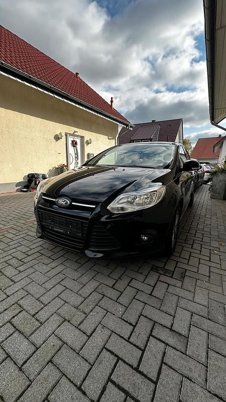 Schwarz Gebraucht 2013 Ford Focus Kombi | 3.500 € (Superpreis) - Bild 1/4