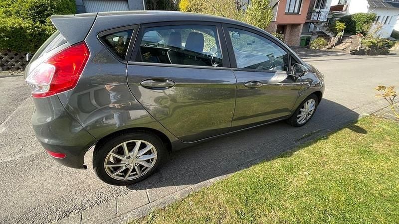 Gebraucht Ford Fiesta Trend 82 PS (60 kW) 2016 Grau Kleinwagen