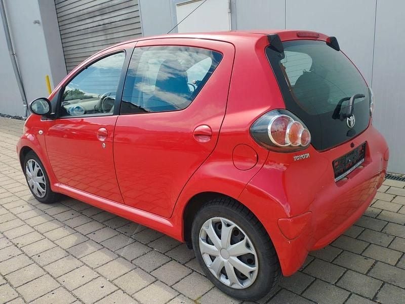 Gebraucht Toyota Aygo 50 PS (36 kW) 2009 Rot Kleinwagen