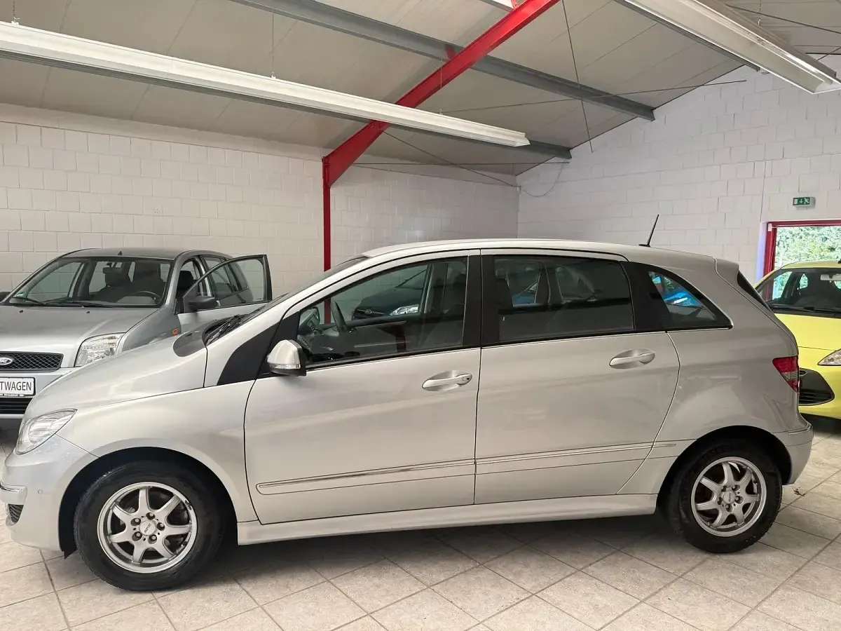 Gebraucht Mercedes B180 122 PS (89 kW) 2011 Silber Kleinwagen