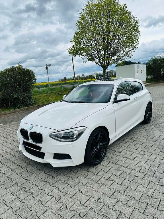 Weiß Gebraucht 2013 BMW 120 M Sport Kleinwagen | 10.500 € (Fairer Preis) - Bild 1/4