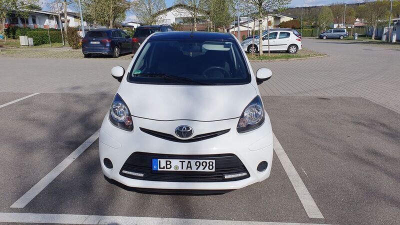 Weiß Gebraucht 2013 Toyota Aygo Cool Kleinwagen | 4.200 € (Fairer Preis) - Bild 1/4