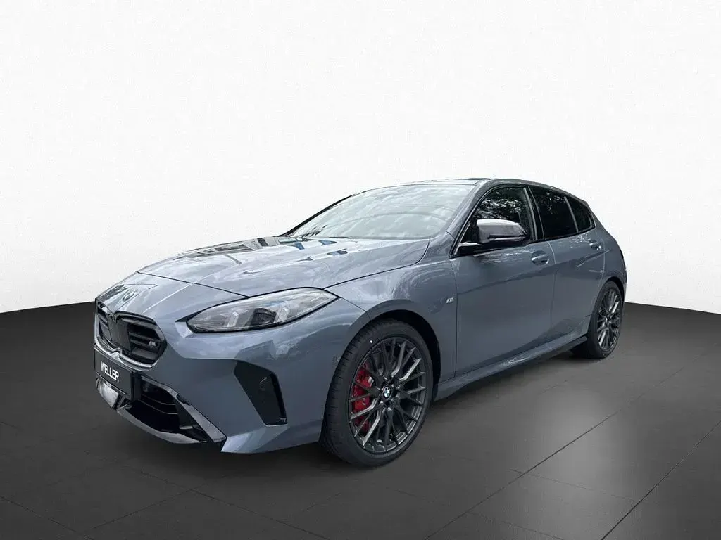 Neu BMW M135 Comfort Edition 300 PS (220 kW) 2026 Storm bay (grau) Kleinwagen