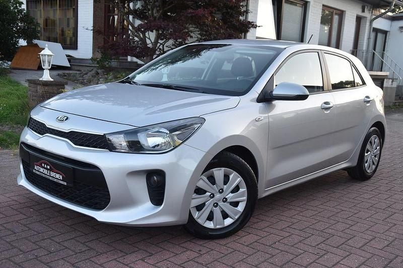 Silber Gebraucht 2017 Kia Rio Limousine | 7.999 € (Superpreis) - Bild 1/4