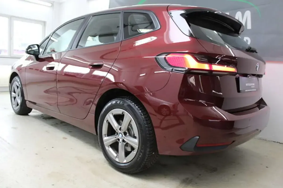 Gebraucht BMW 218 Active Tourer 150 PS (110 kW) 2023 Piemont rot metallic Van / Kleinbus