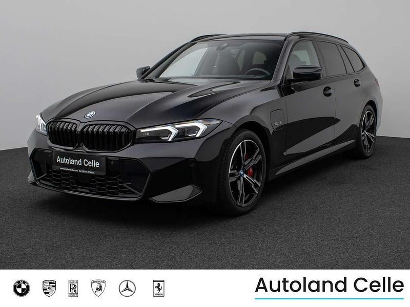 Saphirschwarz metallic475 Gebraucht 2022 BMW 330e M Sport Kombi | 37.999 € (Etwas zu teuer) - Bild 1/4