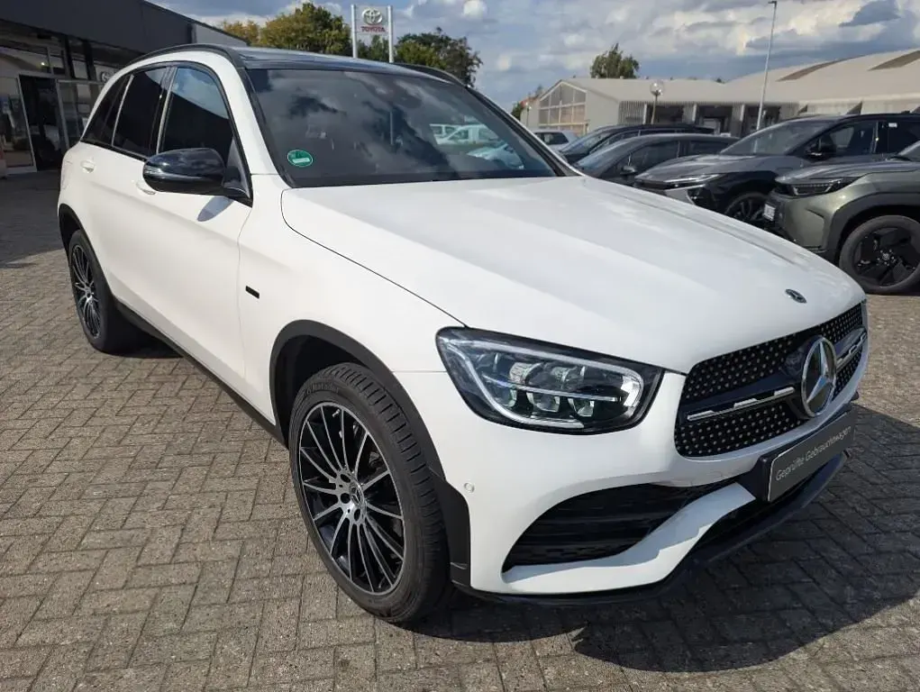 Gebraucht Mercedes GLC300de AMG line 306 PS (225 kW) 2021 Weiß SUV